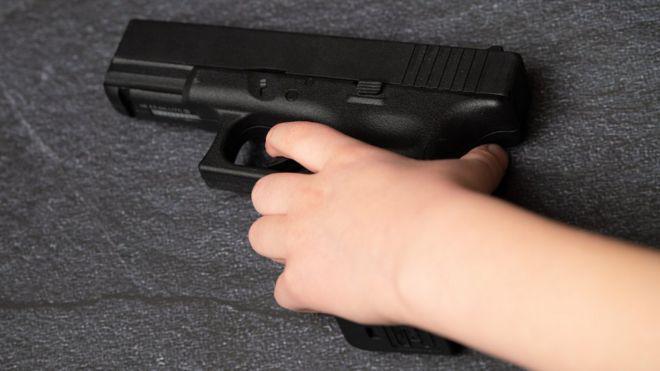 Detienen a un niño de 6 años tras abrir fuego en una escuela de Estados Unidos: disparó a su profesora
