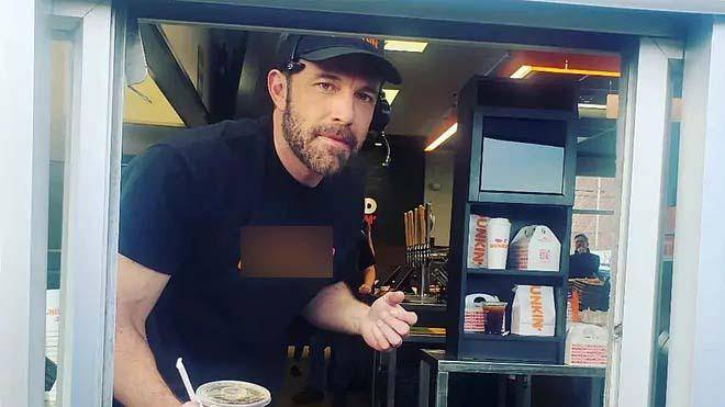 Ben Affleck es captado trabajando en un conocido restaurante de donas junto a Jennifer Lopez