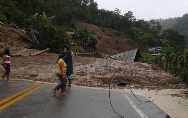 Dos colombianos mueren en derrumbe vía Aloag - Santo Domingo