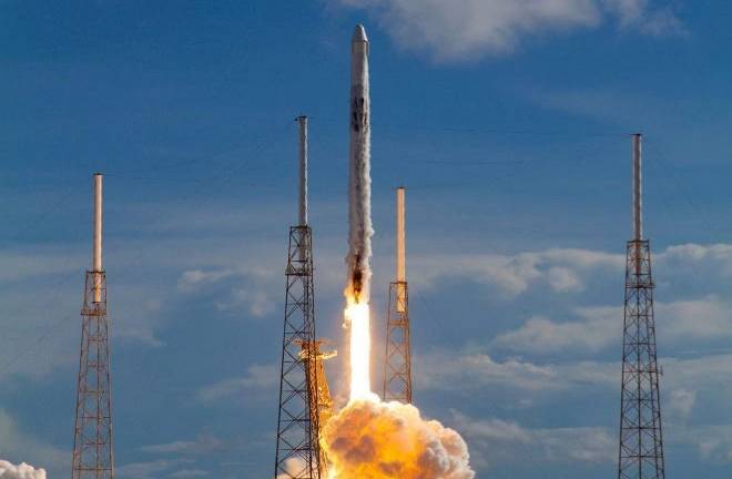 La compañía SpaceX lanza 60 satélites del proyecto StarLink al espacio