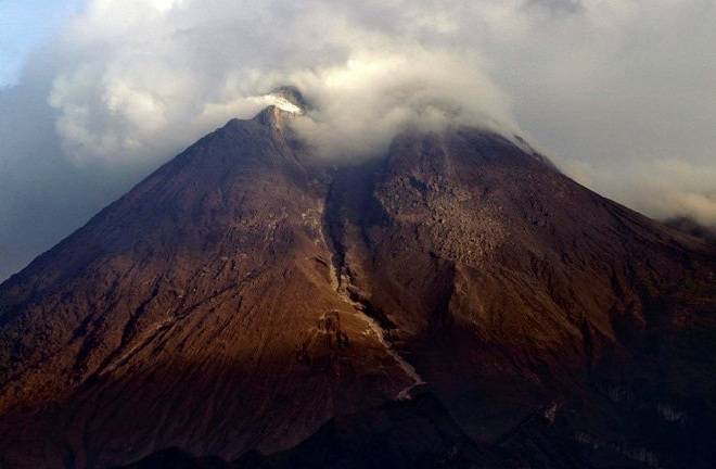 Cae ceniza de volcán Reventador en Pichincha y Napo