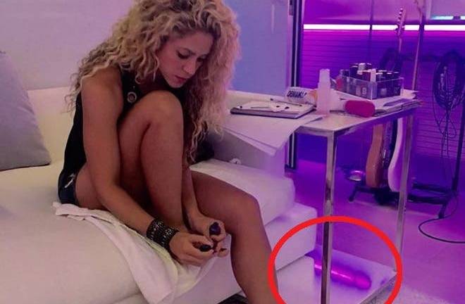 Shakira causa polémica por supuesto &#039;objeto erótico&#039; que aparece en una de sus fotos