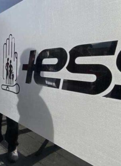 Imagen que muestra el logotipo del IESS en una de sus instalaciones.