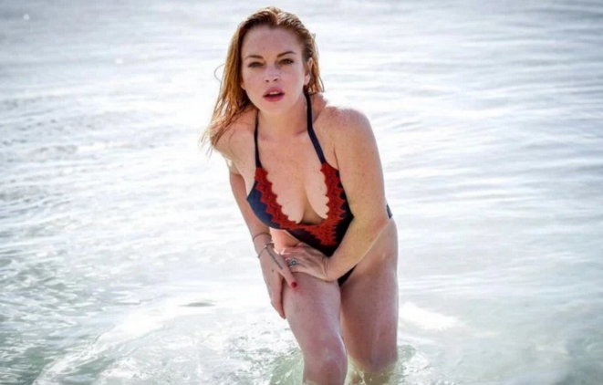 Lindsay Lohan luce su figura en playas africanas