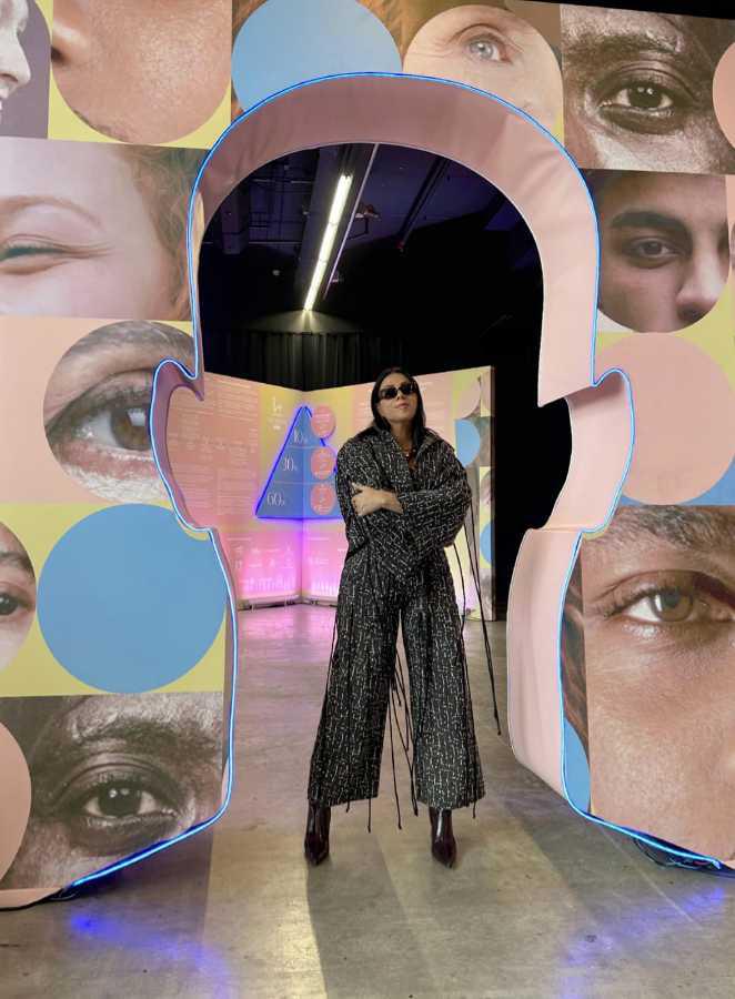 $!Karla Paredes, integrante del Núcleo de Investigación y periodista de moda con el diseño “Bruma” de la nueva colección de la diseñadora ecuatoriana Macarena Espinosa.