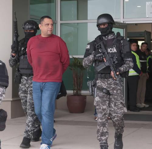 Entre los detenidos se encuentra el alcalde de Esmeraldas Vicko Villacís, en el Aeropuerto Mariscal Sucre.