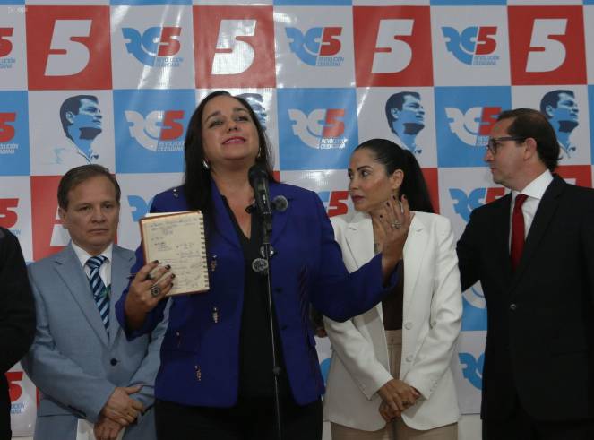 Gabriela Rivadeneira junto a varios miembros de Revolución Ciudadana.