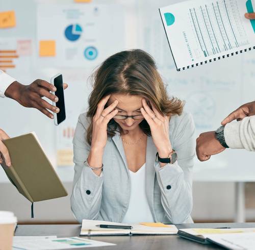 Mujer de negocios con agotamiento, sobrecargada de trabajo y abrumada.