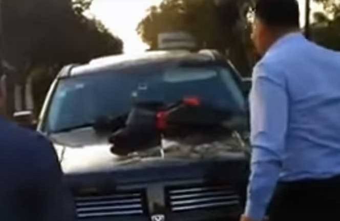 Descubrió al amante de su esposa conduciendo su propia camioneta