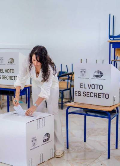 La excandidata presidencial Luisa González votó No en la consulta popular y referéndum.