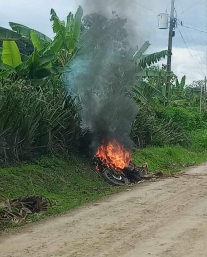 $!Una moto en llamas fue descubierta en una zona rural del cantón Paján, en Manabí. Se presume que fue el vehículo utilizado por los gatilleros.