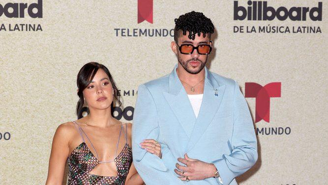 $!Bad Bunny y Gabriela Berlingeri en la alfombra de los Billboard 2021