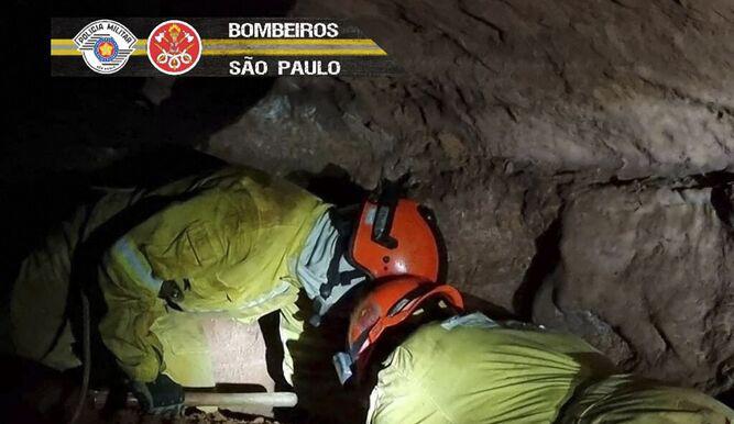 Mueren nueve bomberos en derrumbe de una gruta en Brasil
