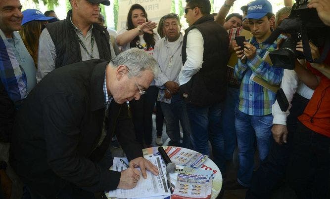 Uribe recoge firmas en contra de acuerdos de paz con las FARC