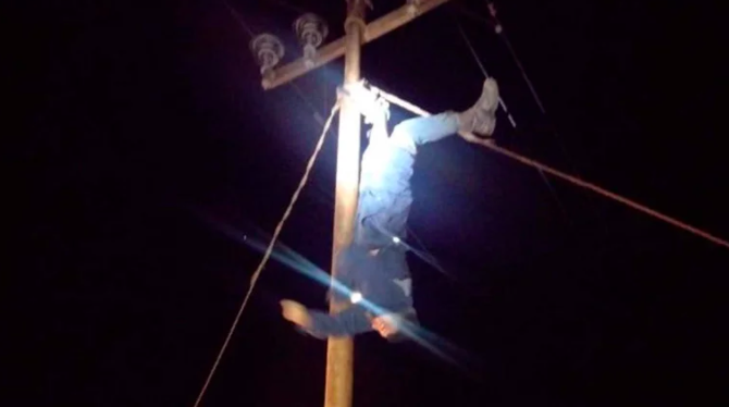 Robaba cables de un poste, se electrocutó y quedó colgado dos horas hasta que lo rescataron