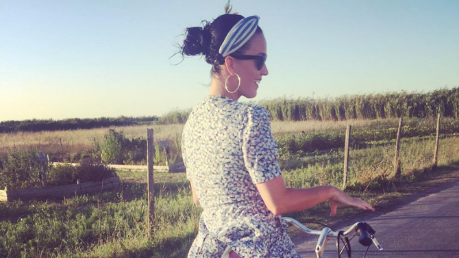 Katy Perry muestra su ropa interior en una foto en Francia