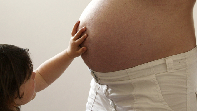 "Vientre de alquiler" genera controversia en Ecuador