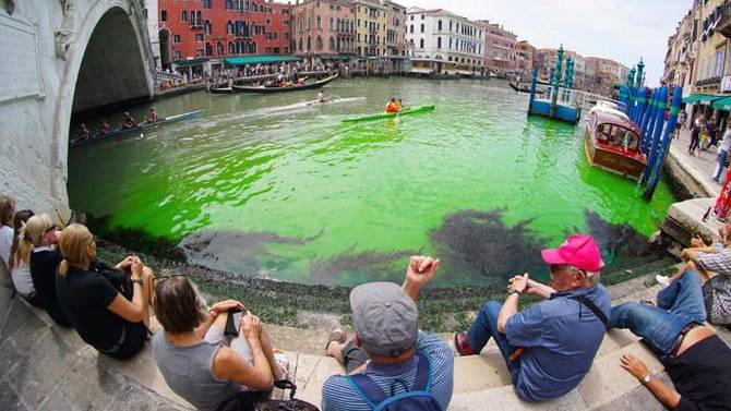Verde fosforescente en aguas del Gran Canal de Venecia provocado por fluoresceína
