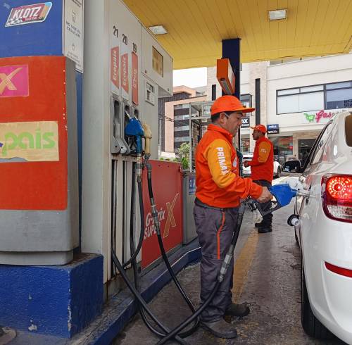 Vuelve a bajar el precio de las gasolinas en Ecuador.