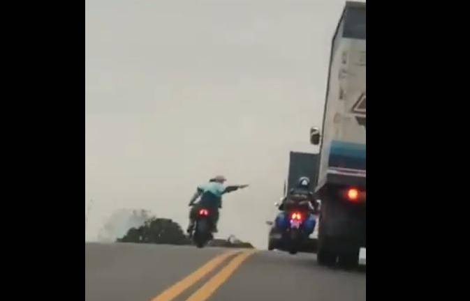 ¡Le disparó!: captan el terrible instante en que delincuentes asaltan en plena vía a El Empalme