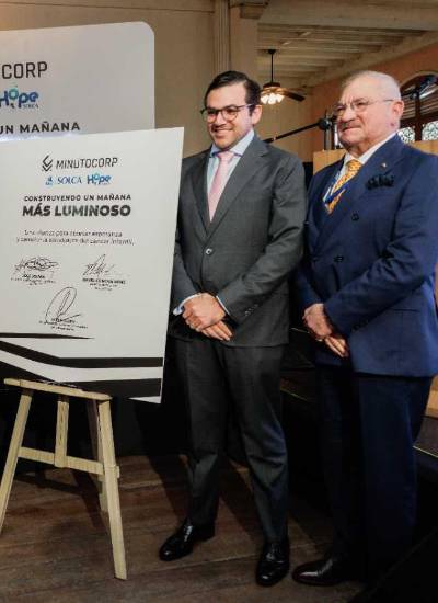 Niels Olsen, presidente de la Asamblea Nacional del Ecuador (i); David Concha Neme, director ejecutivo de Minutocorp; y José Jouvin, presidente nacional de Solca, durante la firma del convenio.