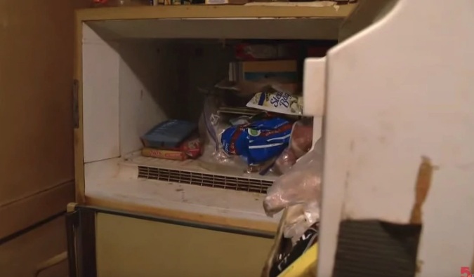 Hombre encuentra cadáver de un bebé en la nevera de su madre