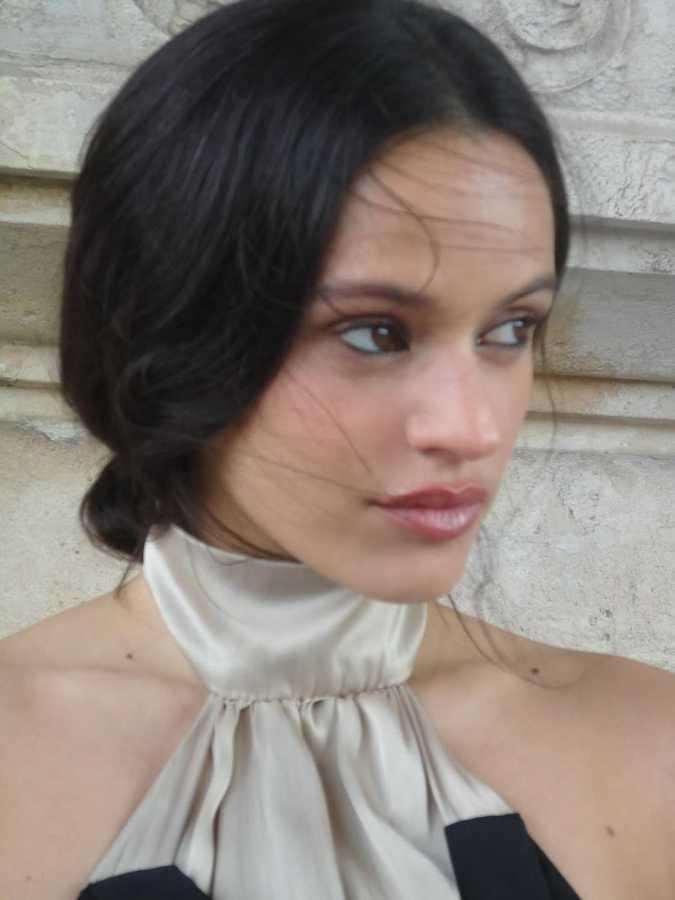 $!El detalle más comentado fueron sus vellos de axilas decolorados en blanco, gesto que generó debate.