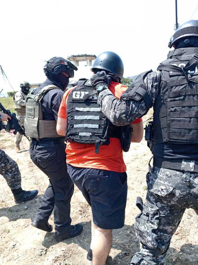 $!Policías y militares custodiaron, con extrema seguridad, el traslado de Fito hacia el avión estadounidense.