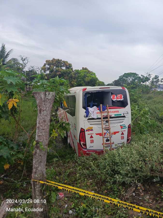 $!En Chone se reportó un siniestro de tránsito de un bus interprovincial. En este accidente, 10 personas resultaron heridas.