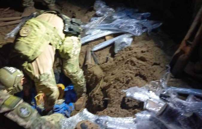 Las Fuerzas Armadas localizaron un arsenal encaletado en un terreno baldío en Crucita, cantón Portoviejo.