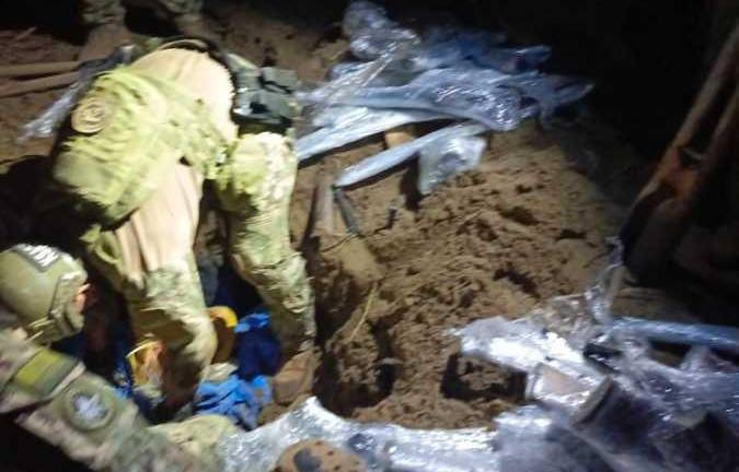 Fuerzas Armadas descubrieron armas en un terreno baldío que presuntamente pertenecen a los Choneros