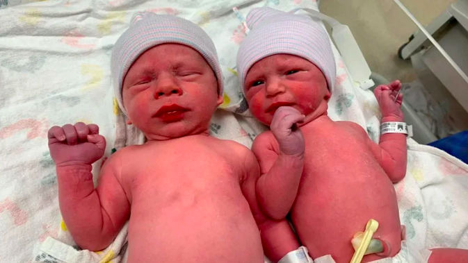 Nacieron gemelos de embriones que se congelaron hace 30 años: Esto se sabe sobre Lydia y Timothy
