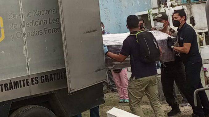 Así fue la exhumación del cadáver de Naomi Arcentales y su traslado a Quito; aplazan versión del fiscal