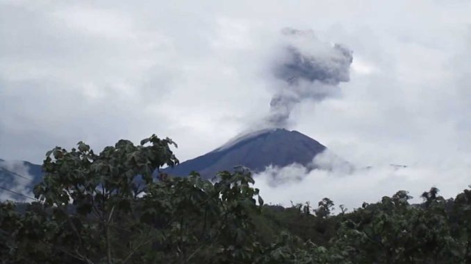 Volcán Reventador emite ceniza y bloques incandescentes