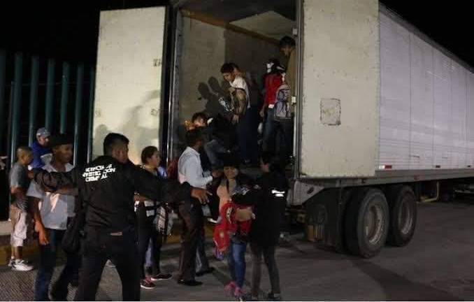 Así fueron hallados varios ecuatorianos en un camión que transportaba a 359 migrantes