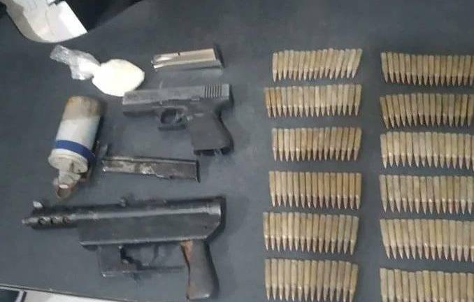 Cerca a la cárcel de Portoviejo se encontró subametralladora, pistola, municiones y una granada