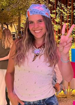 La cantautora ecuatoriana Luz Pinos presentó su nuevo material discográfico Casa Nueva, a través de un evento íntimo realizado en Guayaquil.