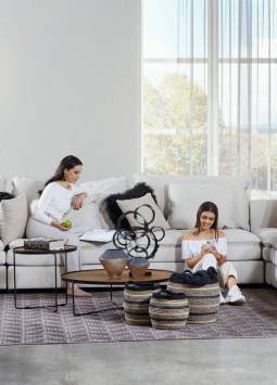 Espacio de sala confortable y elegante donde madre e hija pueden compartir momentos de calma. La decoración puede ayudar a crear ambientes que inviten a la relajación.