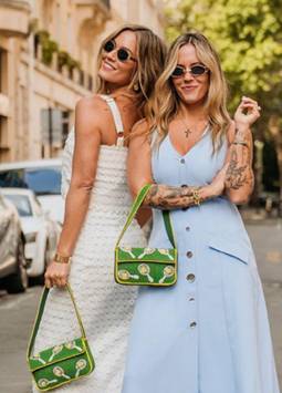 Las hermanas gemelas María del Carmen Carrera y María Daniela Carrera posan durante su viaje a París a su primer Roland Garros. Las empresarias además del éxito en sus negocios comparten el amor por el tenis.