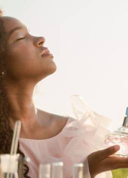 Los aromas pueden transportarnos hacia una memoria, por esa razón los perfumes atraen tanto y para muchas mujeres son parte de su cuidado personal.