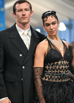 La cantante británica Dua Lipa confirmó su compromiso con el actor Callum Turner en una entrevista con British Vogue.