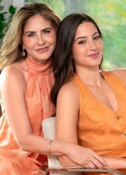 Doménica y Giovanna Tabacchi posando para la portada de revista Hogar, tía y sobrina comunicadoras nos cuentan de su proyecto, el podcats 'Dos generaciones'.