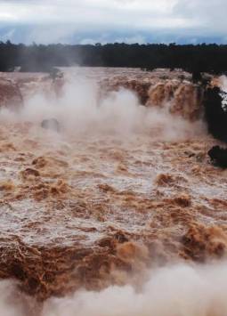 Fotografía durante una crecida del río en las Cataratas de Iguazú, en el 2023.
