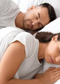 Dormir en pareja influye en la salud, el descanso y la conexión emocional.