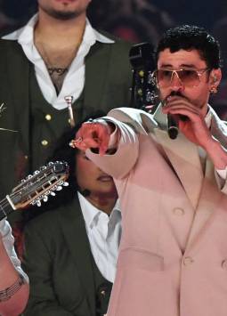 Bad Bunny se alista para un show histórico en el Super Bowl, marcado por la expectativa cultural y política.