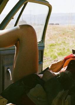 Imagen en la se ve a Zendaya en la piel de su personaje de Euphoria, Rue, con la que HBO Max dio a conocer la fecha de estreno de su temporada 3.