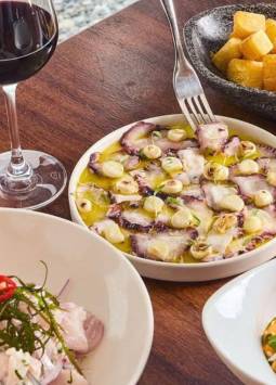 Los mariscos frescos y la cocina fusión son algunas de las propuestas gastronómicas que ofrece la ciudad de Lima. Foto en la que se ve parte de la oferta del restaurante Cala, ubicado en Barranco.