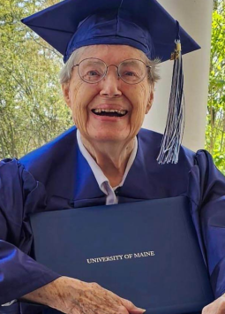 Joan Alexander se graduó a los 88 años, seis décadas después de que se le impidiera hacerlo por estar embarazada.