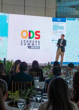 Fotografía de Dan Rizza, de Climate Central, durante su charla magistral en el ODS Leaders Summit 2025.