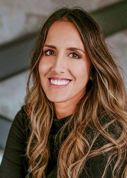 Imagen de la arquitecta Cristina Correa, quien además de ejercer su profesión se dedica a ilustrar y comparte a través de sus redes sociales a mostrar sus dibujos que cuentan historias.